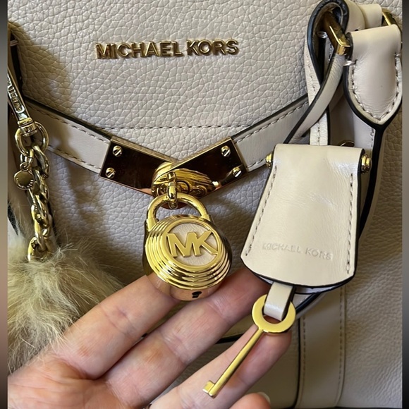 Pink/Powder blush Michael Kors purse. Gold chain handle. Lock and key keychain - Picture 2 of 8